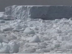 обрушилась часть ледяной перемычки, соединявшей ледник уилкинса с антарктидой